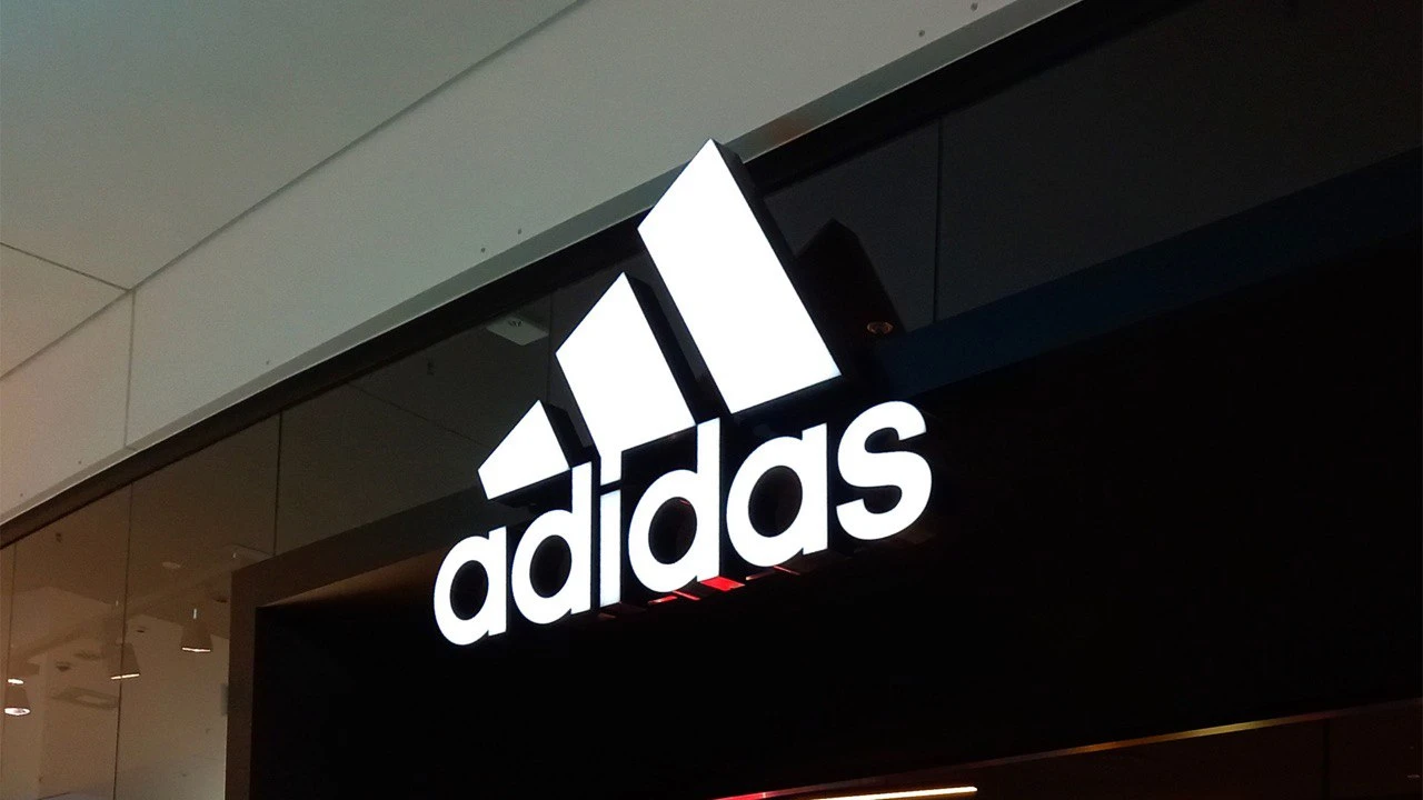 Инвесторам понравился отчет и оптимистичный прогноз Adidas: акции компании выросли на 7% / Фото: shutterstock