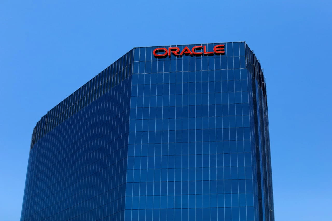 Акции Oracle, которая вместе с OpenAI и SoftBank создает ИИ-проект Stargate, взлетели почти на 9% / Фото: Reuters/Mike Blake