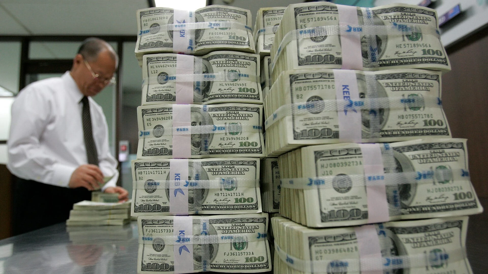 Morgan Stanley рекомендует играть на понижение доллара по отношению к евро, иене и фунту стерлингов / Фото: Reuters/Jo Yong-Hak