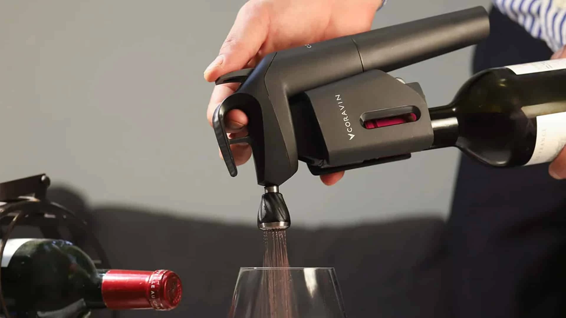 C помощью Coravin можно попробовать бокал вина, не открывая целую бутылку. Фото: coravin.com
