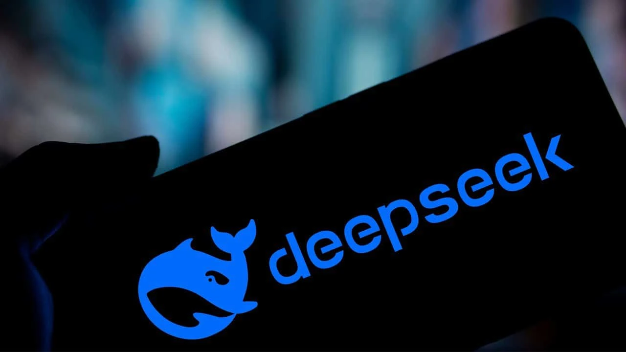 Китайский чат-бот, выпущеный небольшим стратапом DeepSeek стал причиной для обвала акций техкомпаний в понедельник / Фото: Shutterstock