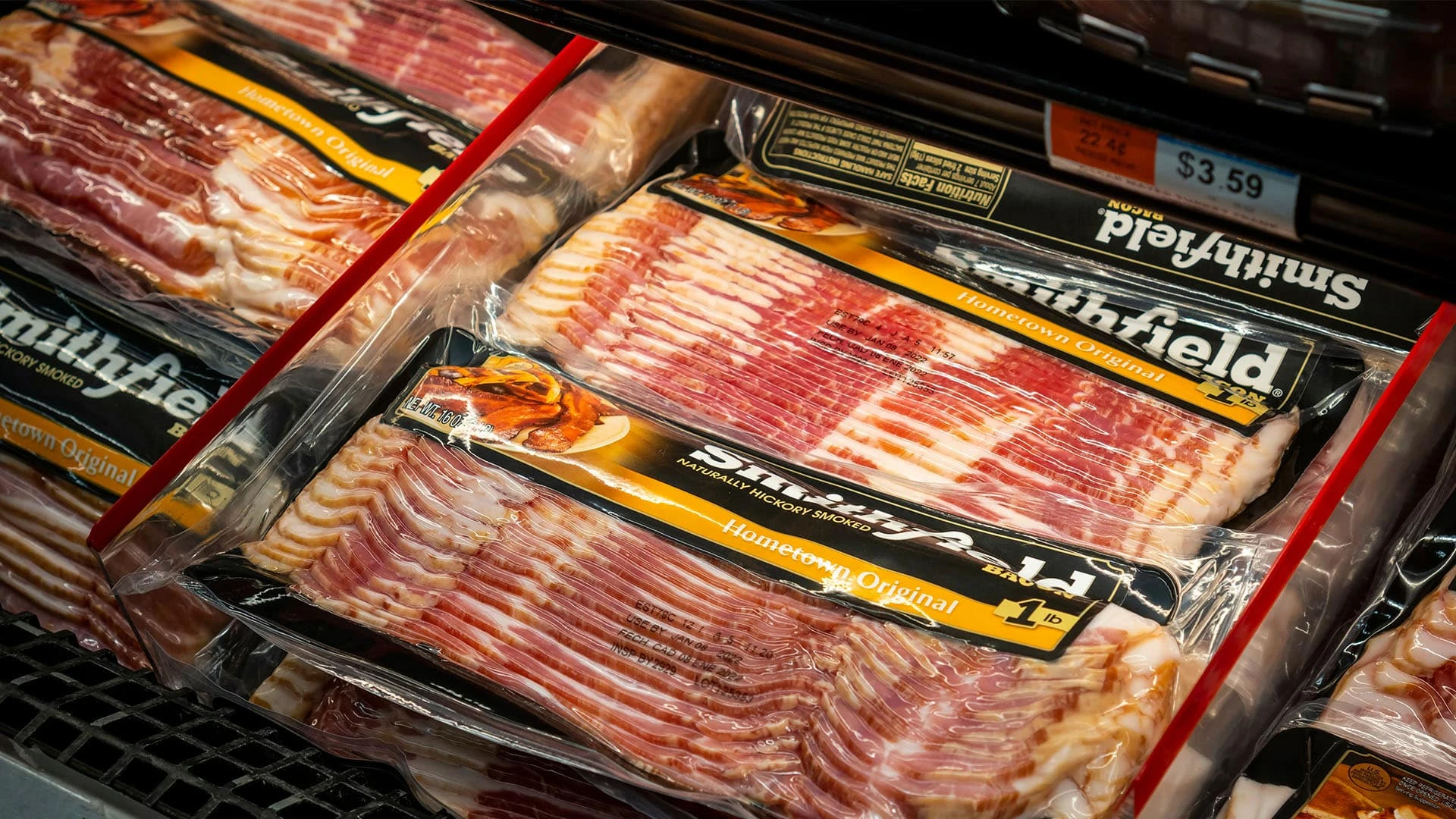 Smithfield Foods известна в США беконом Farmland и сосисками Farmer John / Фото: Shutterstock