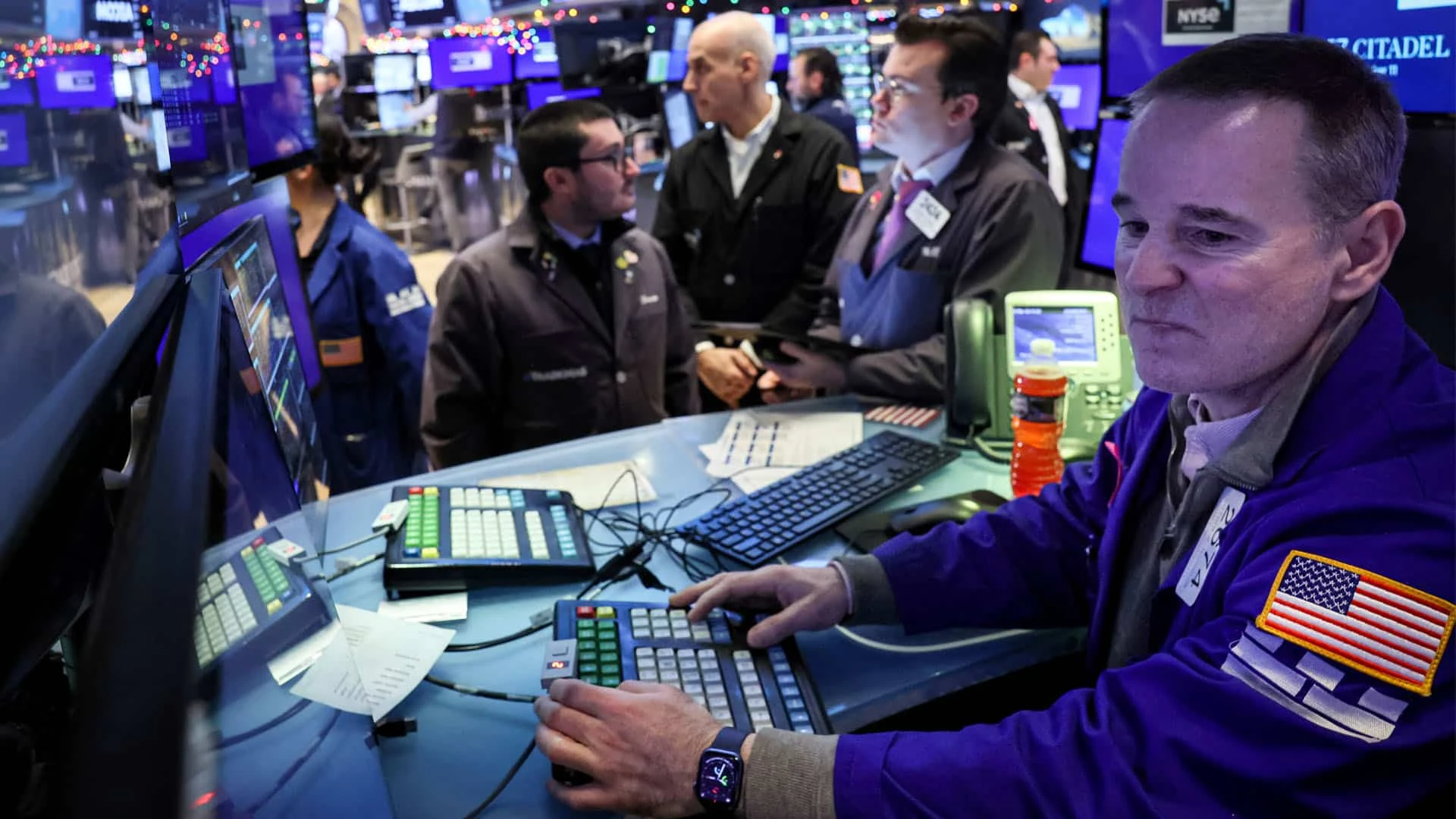 Заявления китайской DeepSeek о преимуществе ее ИИ-модели перед продуктами OpenAI вызвали распродажу бигтехов / Фото: Brendan Mcdermid /REUTERS