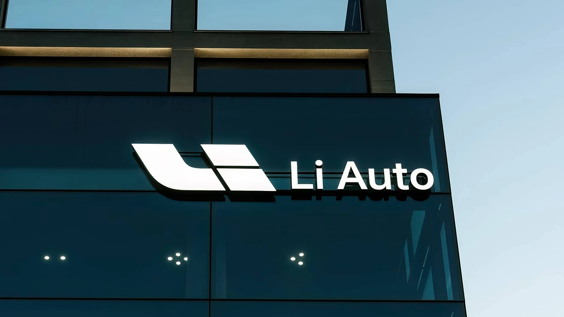 Акции китайского производителя электромобилей Li Auto стали лидером роста на бирже Гонконга после отсрочки части пошлин США / Фото: Shutterstock