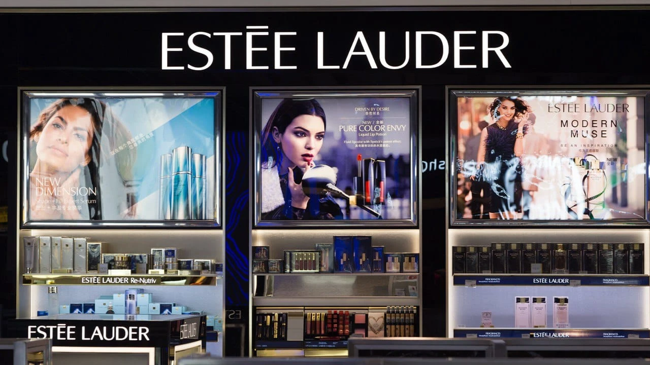 В рамках реструктуризации Estée Lauder планирует сократить от 5800 до 7000 своих сотрудников / Фото: Shutterstock