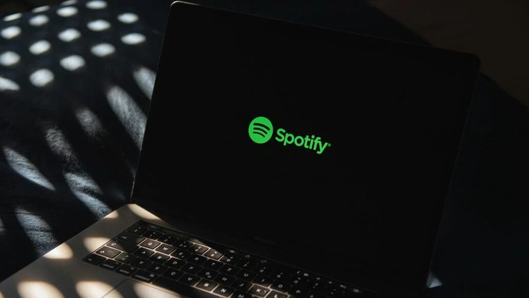 Акции Spotify выросли почти на 13% после хорошего квартального отчета / Фото: Unsplash/ Thibault Penin