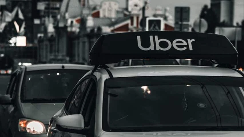 Uber предупредил инвесторов о негативном влиянии укрепления доллара на показатель его валовых бронирований / Фото: Unsplash/ Viktor Avdeev