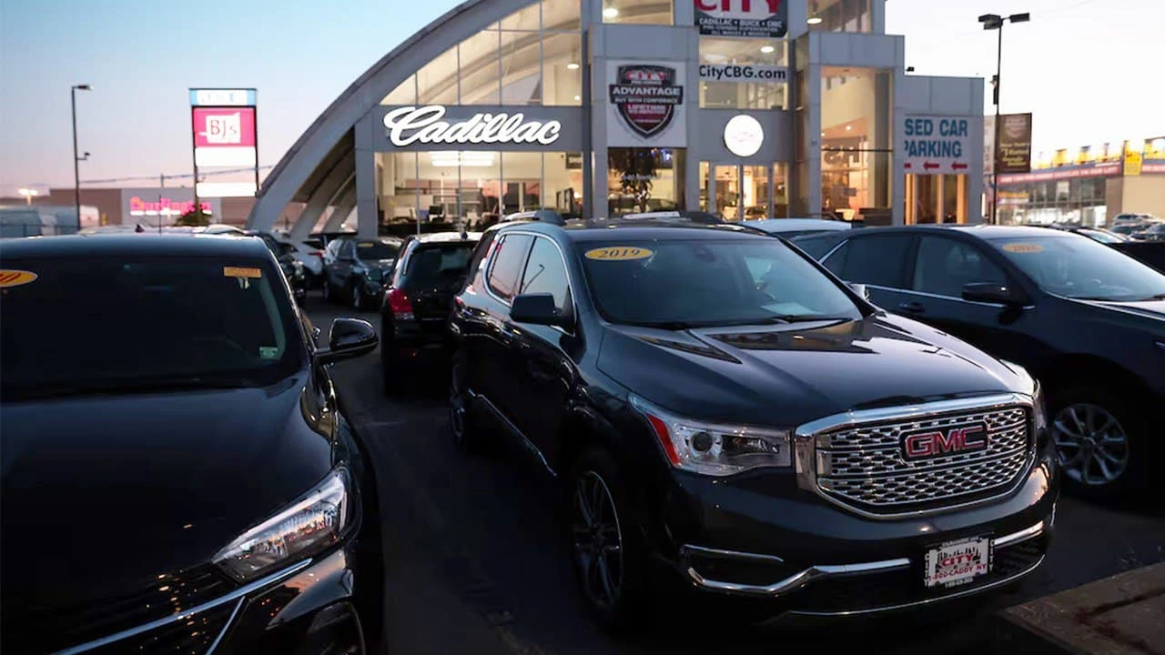 Аналитики сомневаются в перспективах GM и Ford из-за угрозы пошлин и конкуренции с производителями электромобилей и роботакси / Фото: Reuters/Andrew Kelly