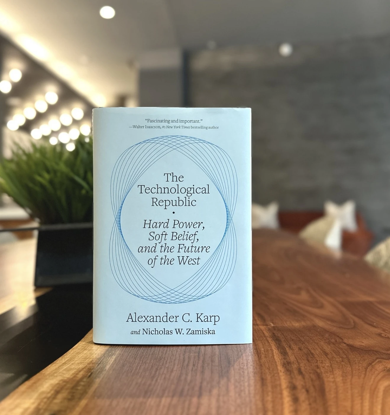 В издании The New Republic книгу Алекса Карпа сравнили с тем, как если б ИИ попросили написать что-то на тему техно-милитаризма. Фото: x/Penguin Random House