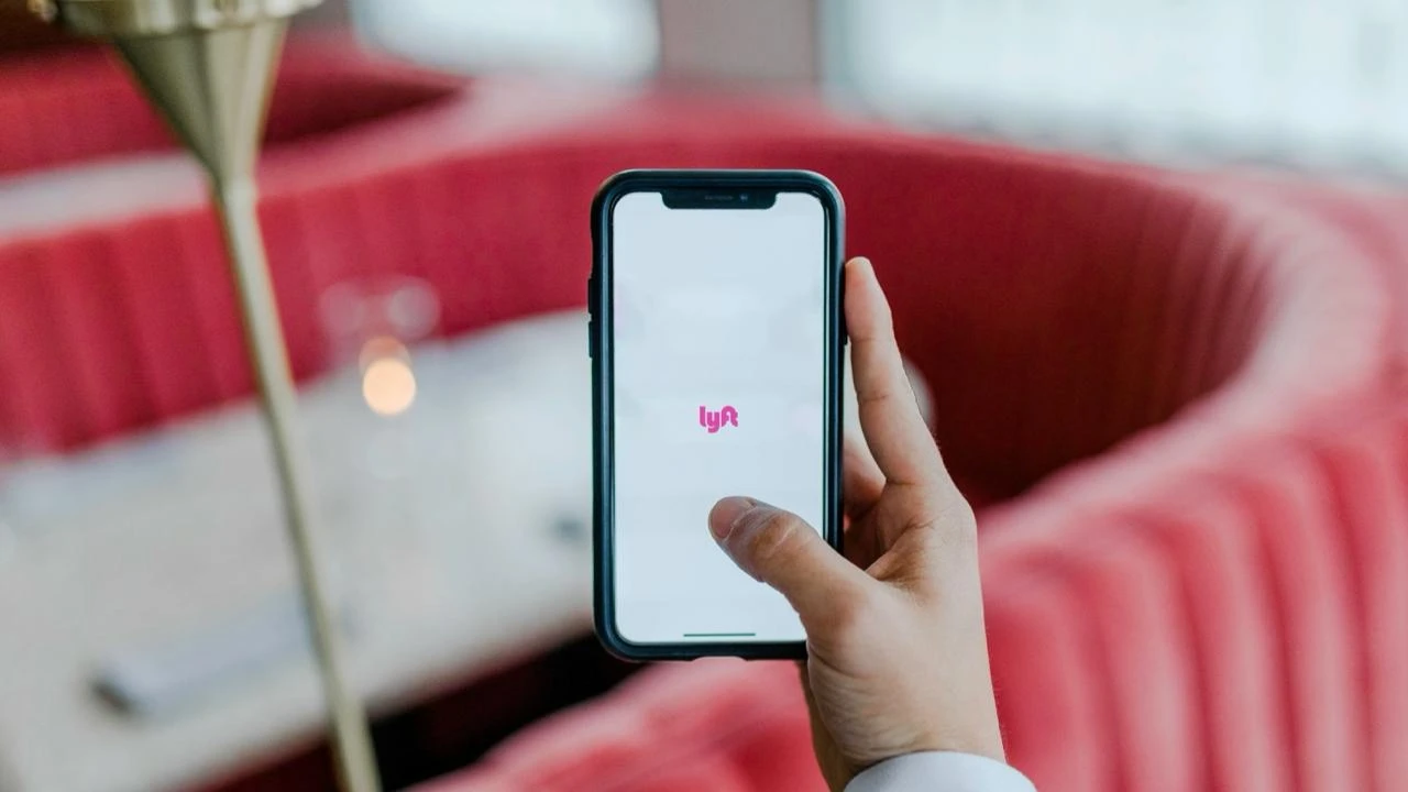 Lyft запустит первые роботакси уже в 2026 году / Фото: Unsplash/Austin Distel