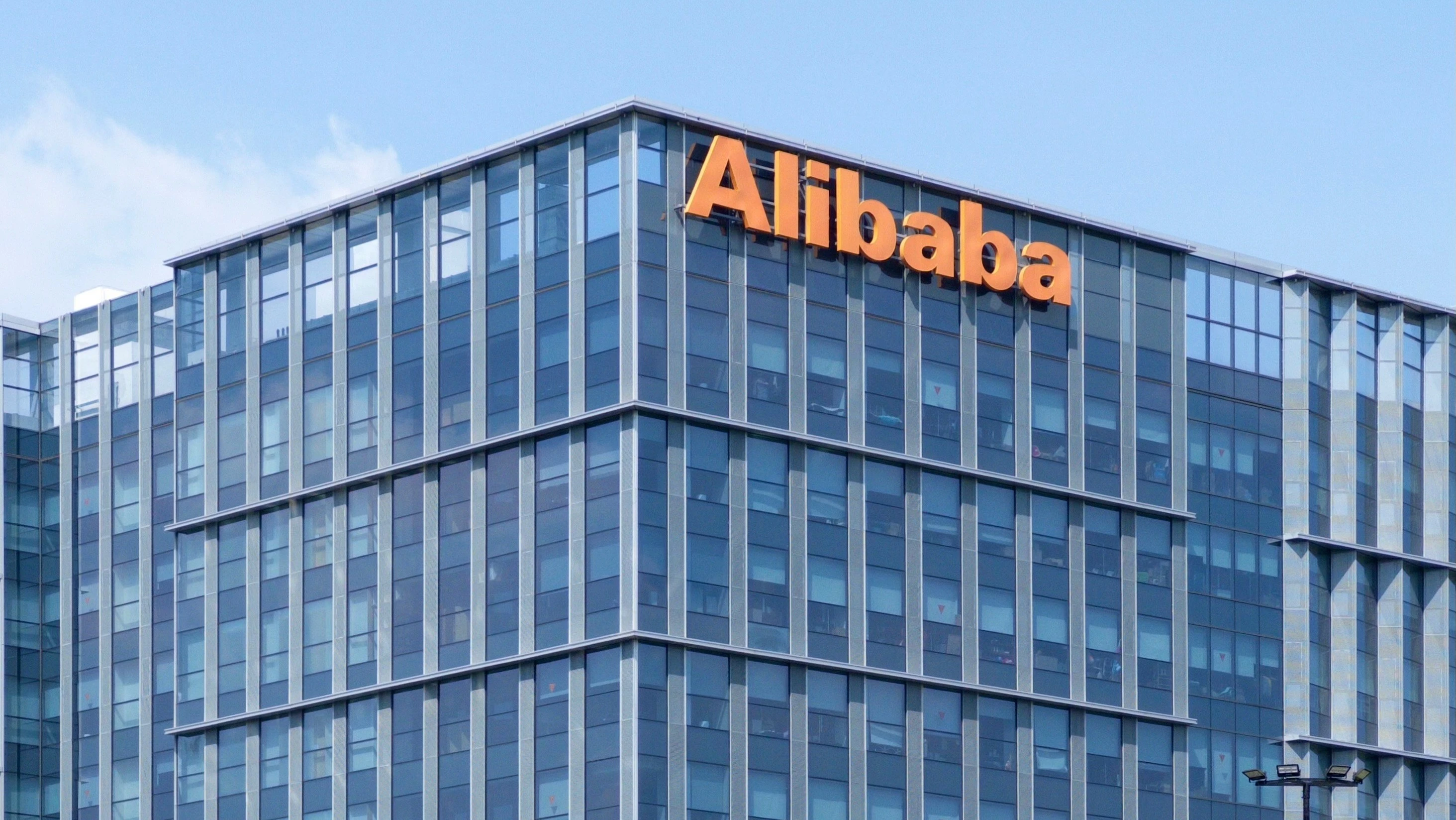 Alibaba поможет Apple развертывать ИИ-сервисы на китайских iPhone / Фото: Unsplash/Zhang Hui