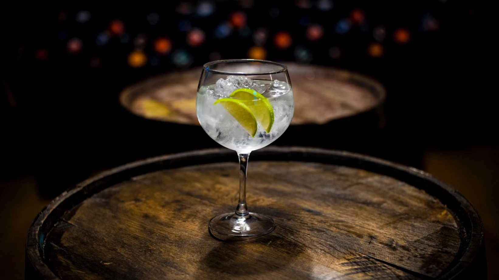 Джин-тоник — один из самых популярных коктейлей на основе джина. Фото: Laure Noverraz/unsplash