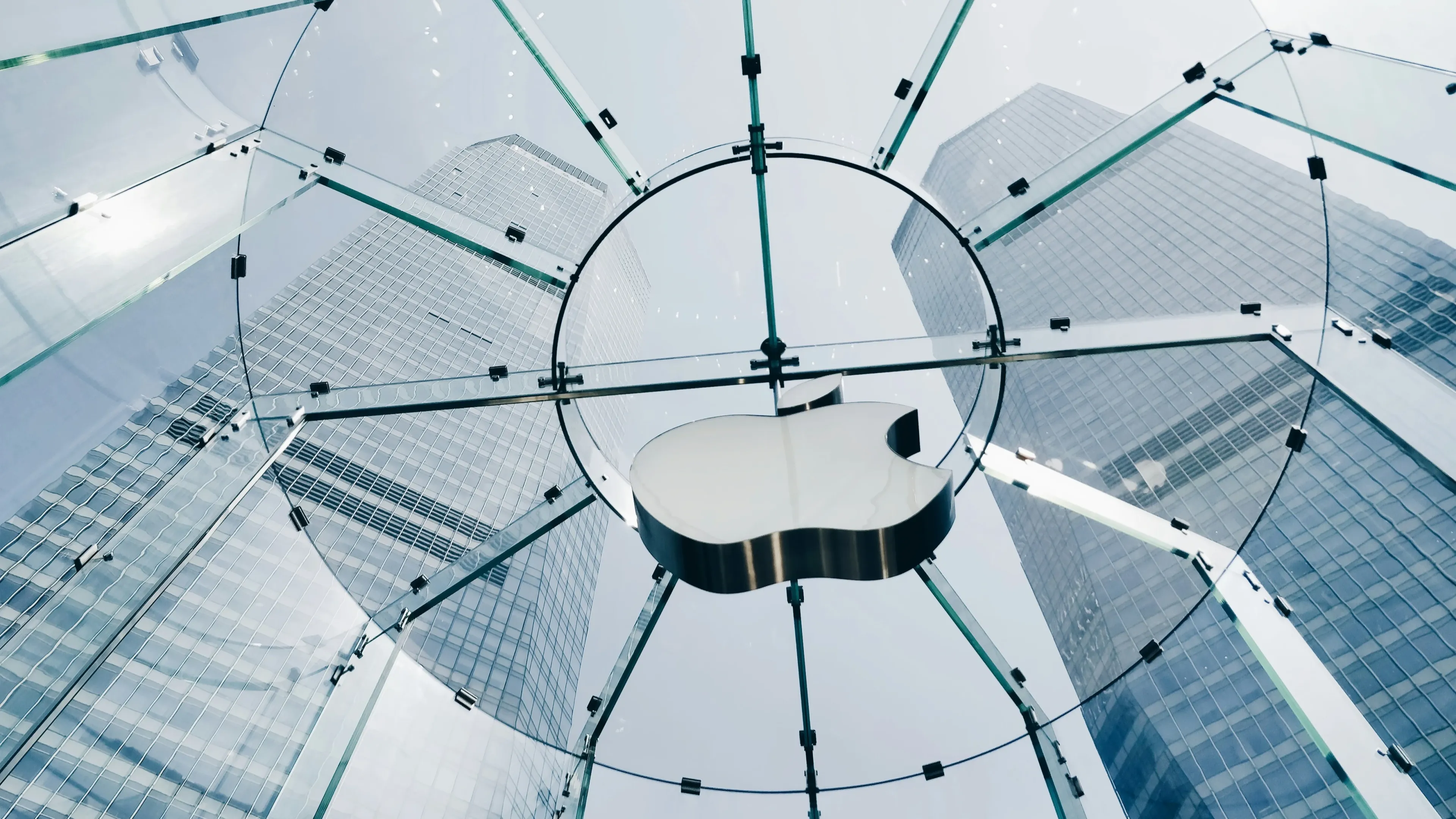 Apple в разгар торговой войны США и Китая договорилась с Alibaba о совместном внедрении функций ИИ в гаджеты для китайского рынка. Фото: Stephen L/Unsplash