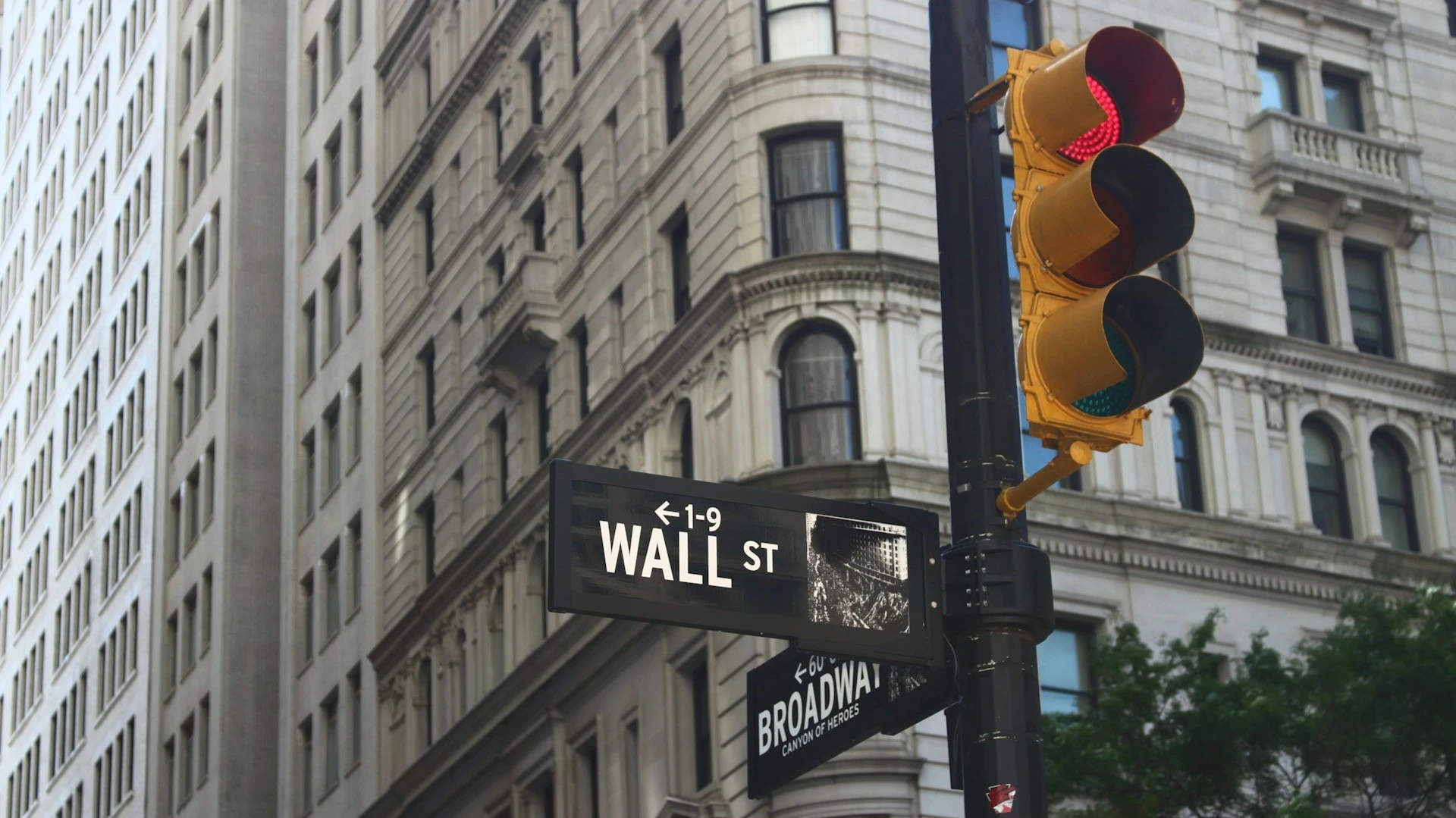 Около трети фонд-менеджеров ожидают, что акции станут самым эффективным активом в 2025 году / Фото: Unsplash/Roberto Junior