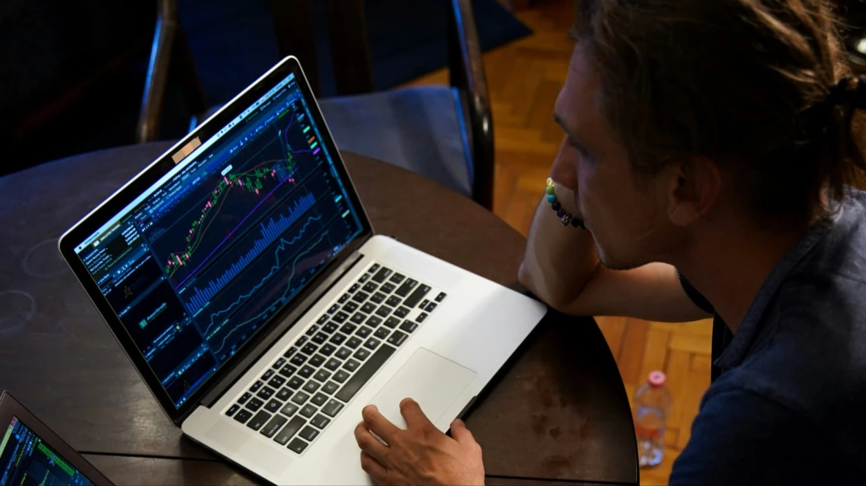 Morningstar has highlighted five small-cap ETFs for risk-tolerant investors. / Photo: Unsplash/Adam Nowakowski