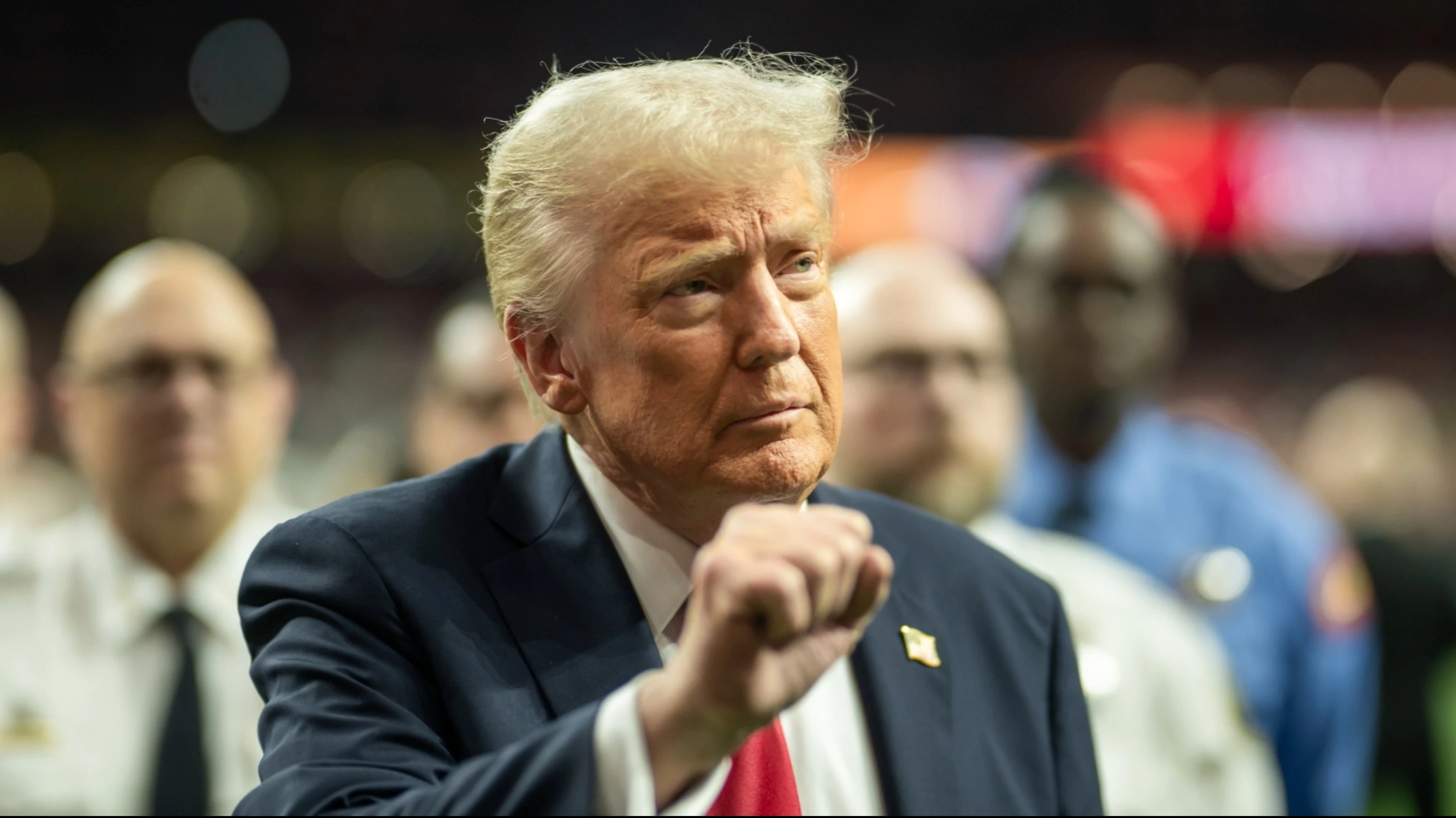 Трамп обязал федеральные агентства согласовывать решения и будет контролировать их расходы / Фото: X/The White House