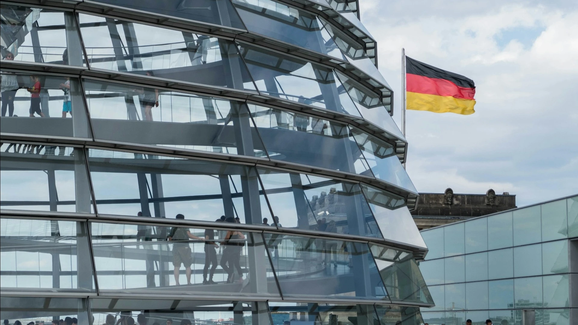 Евро подскочил до месячного максимума после победы консерваторов на выборах в Германии/ Фото: Unsplash/Tim Simon