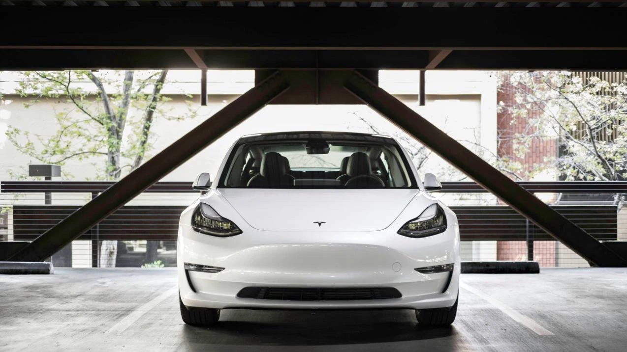 Продажи электрокаров Tesla упали в январе в Европе на 45% / Фото: unsplash / Charlie Deets