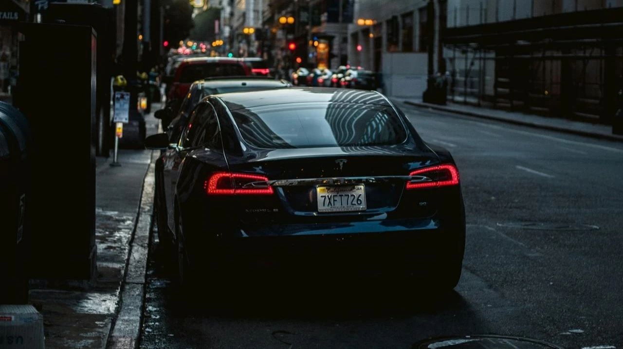 Акции Tesla стали худшими в «Великолепной семерке» в последние 2,5 месяца / Фото: Unsplash/Graham Klingler