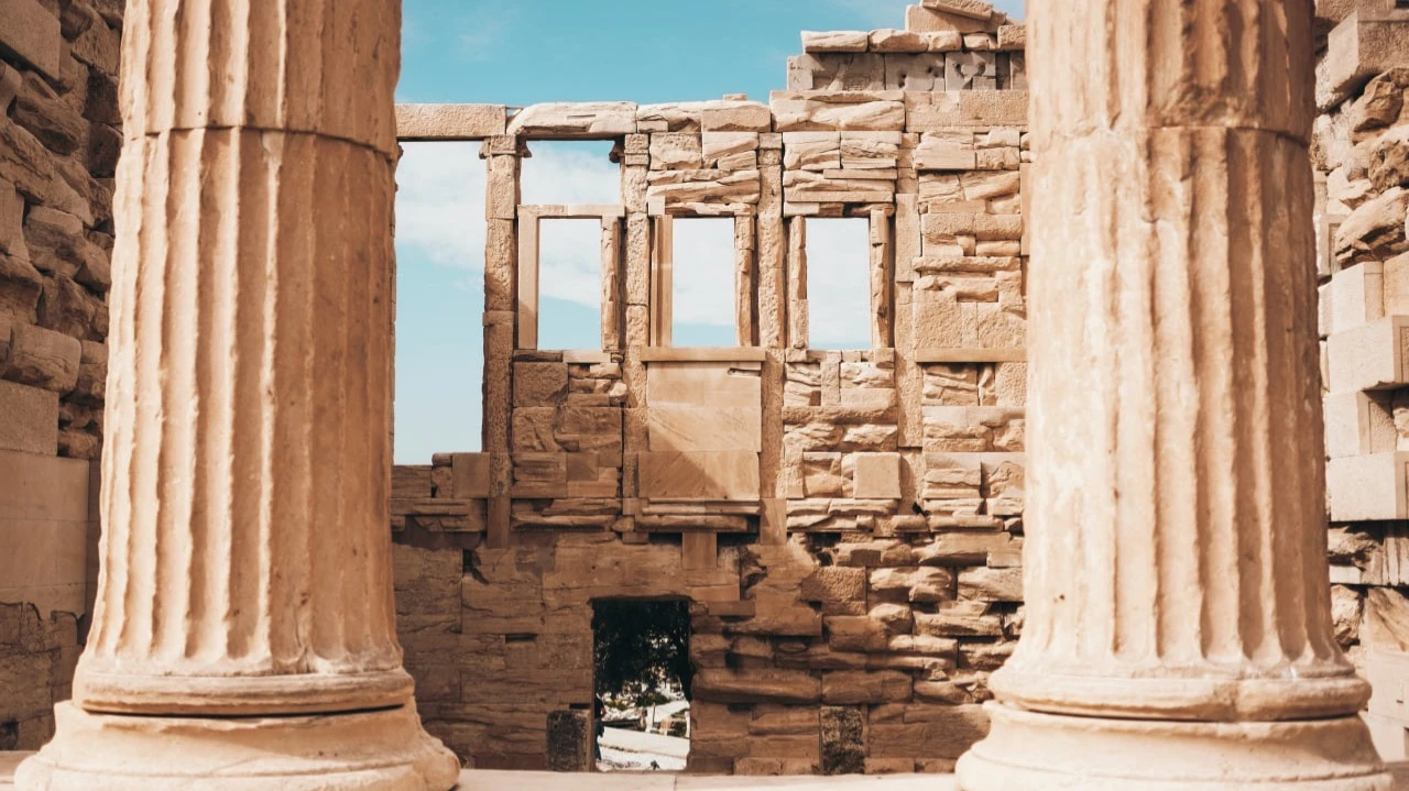 Демократия зародилась в Афинах, с тех пор она претерпела множество трансформаций. Фото: Cristina Gottardi/Unsplash