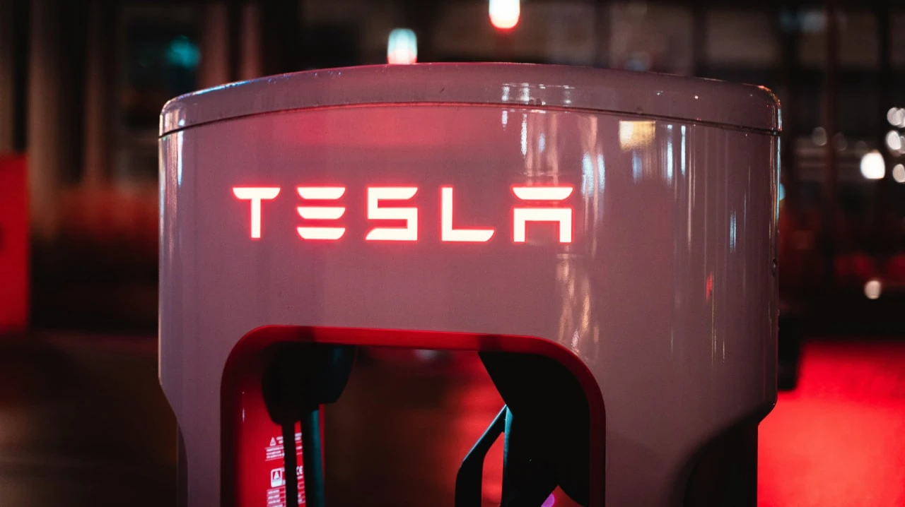 На акции компании оказывают давление слабые результаты и политическая активность Маска / Фото: Unsplash / Paul Steuber