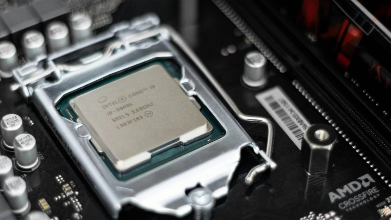 Акции Intel подешевели за год на 46% / Фото: Unsplash/Christian Wiediger