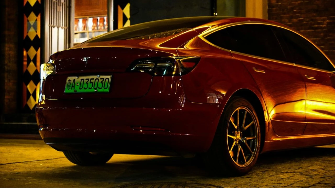 Morgan Stanley уверен в том, что акции Tesla отыграют потери и вырастут примерно на 50% / Фото: Unsplash/Randy Lu