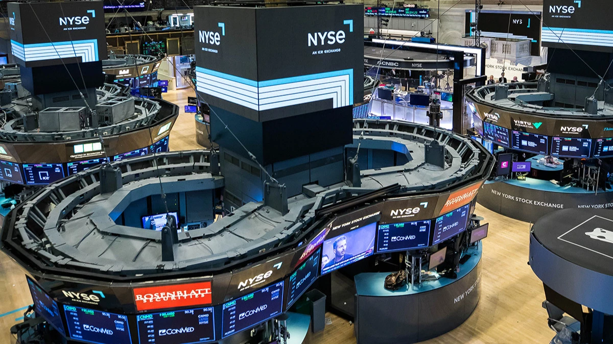Основные индексы акций США обвалились после того, как Дональд Трамп напомнил, что со вторника вступают в силу 25%-е пошлины на товары из Мексики и Канады /Фото: NYSE