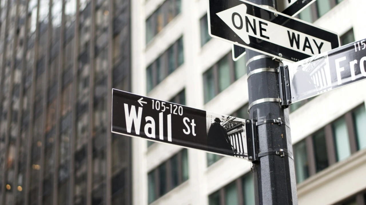 Трамп дал понять, что обвал рынков не ослабил его решимость в вопросе повышения пошлин / Фото: Unsplash/Chenyu Guan