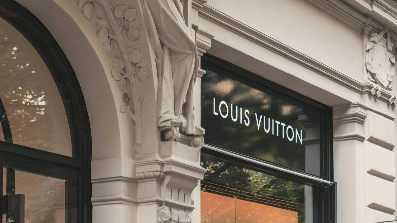 Louis Vuitton начнет продавать декоративную косметику / Фото: Unsplash/Christian Wiediger