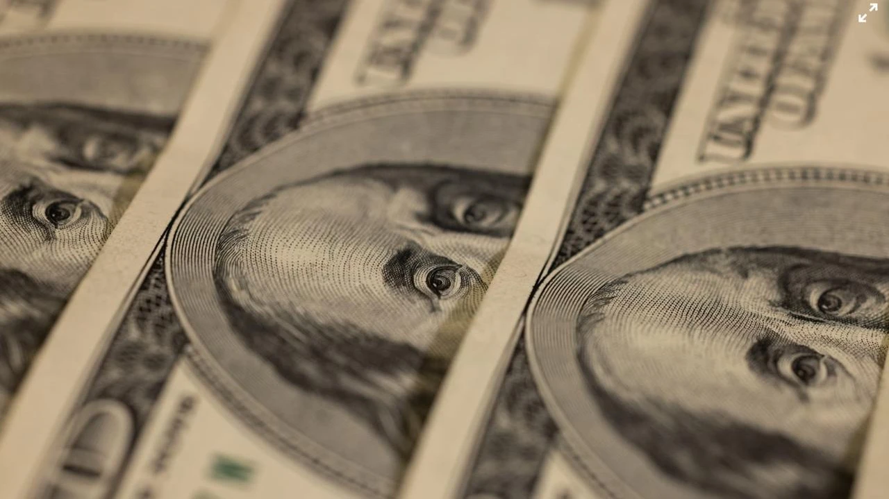 Вместо укрепления доллара США после пошлин Трампа на импорт из Мексики и Канады он, наоборот, слабеет/ Фото: Unsplash/ Engin Akyurt