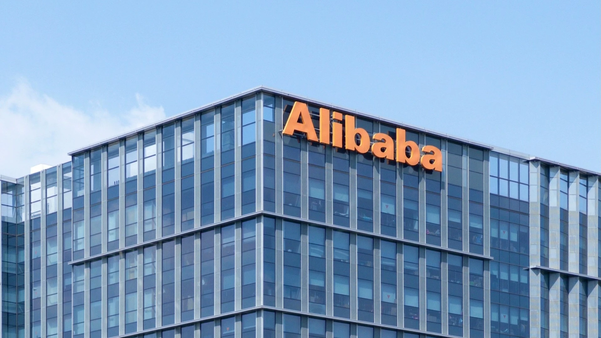 Акции Alibaba резко выросли после того, как компания представила экономного конкурента DeepSeek / Фото: Unsplash/Zhang Hui