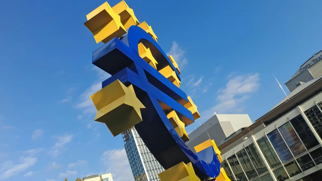 Аналитики почти единогласно прогнозировали снижение ставки на этом заседании / Фото: Unsplash / Mauro Sbicego