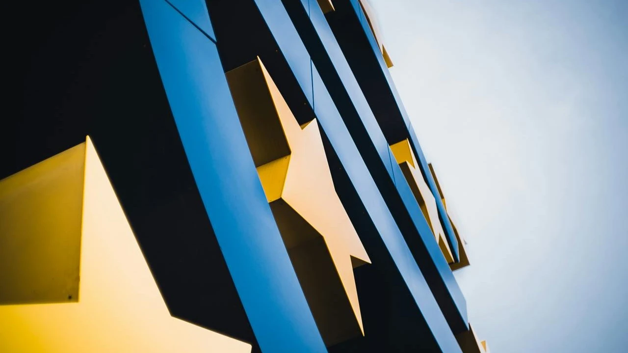 HSBC отказался от рекомендации покупать американские акции и занял по ним нейтральную позицию/ Фото: Unsplash/ Mika Baumeister