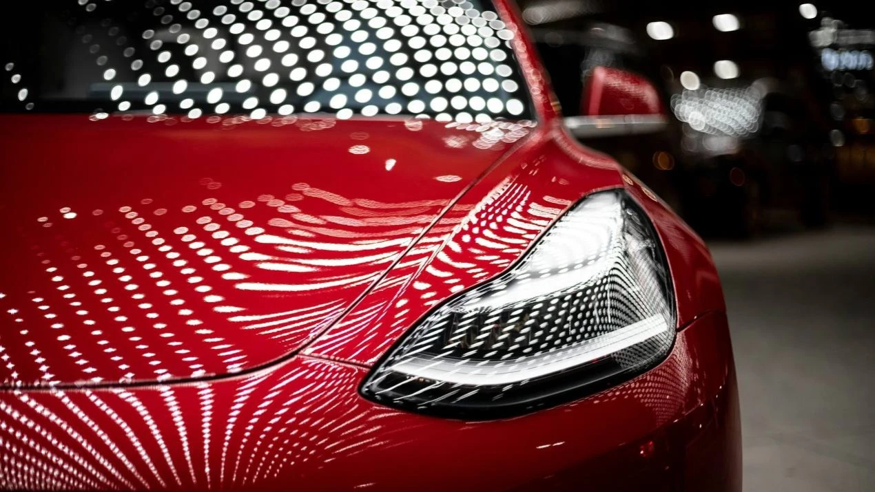 С начала года акции Tesla обвалились на 45% / Фото: Unsplash/Vlad Tchompalov