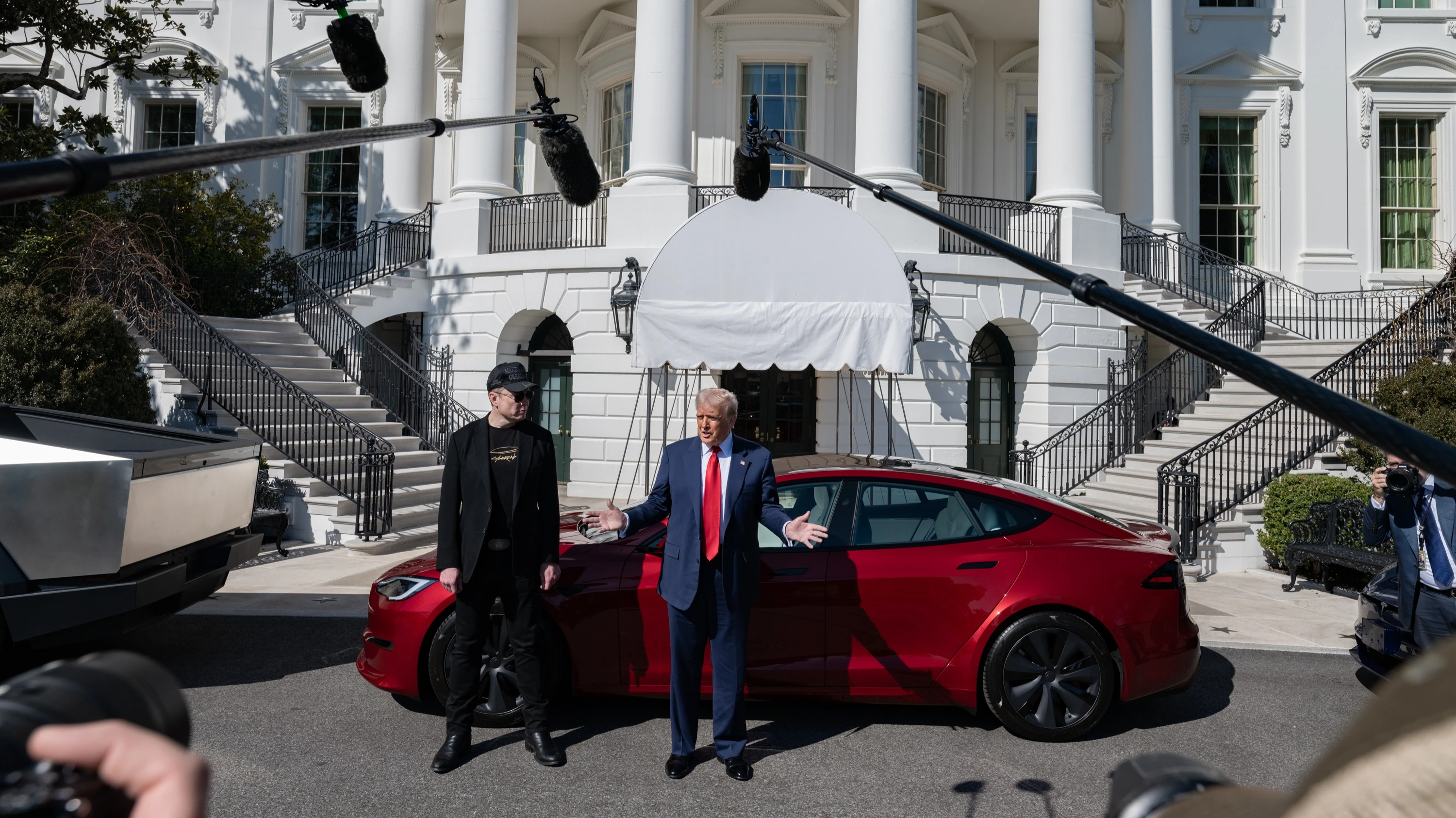 Илон Маск на мероприятии в Белом доме пообещал за два года удвоить выпуск Tesla в США / Фото: x.com/WhiteHouse
