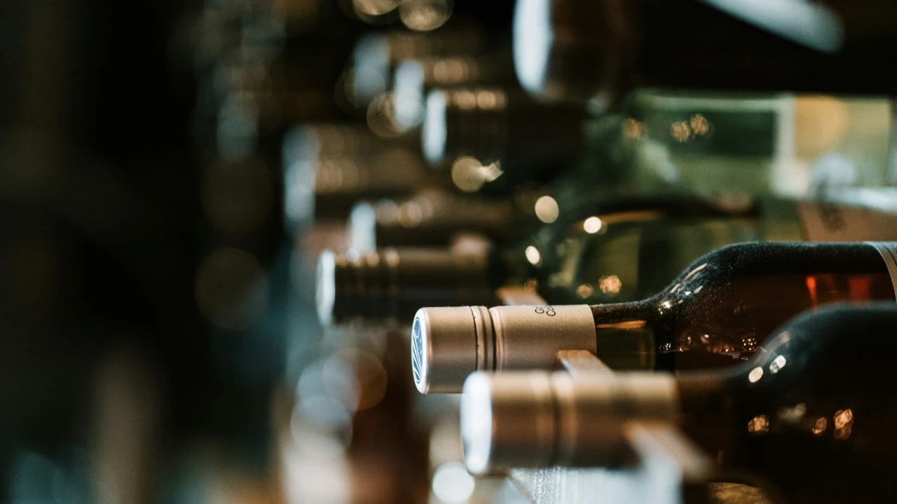 От того, какие дрожжи используют виноделы, зависит аромат вина. Фото: Hermes Rivera/ Unsplash