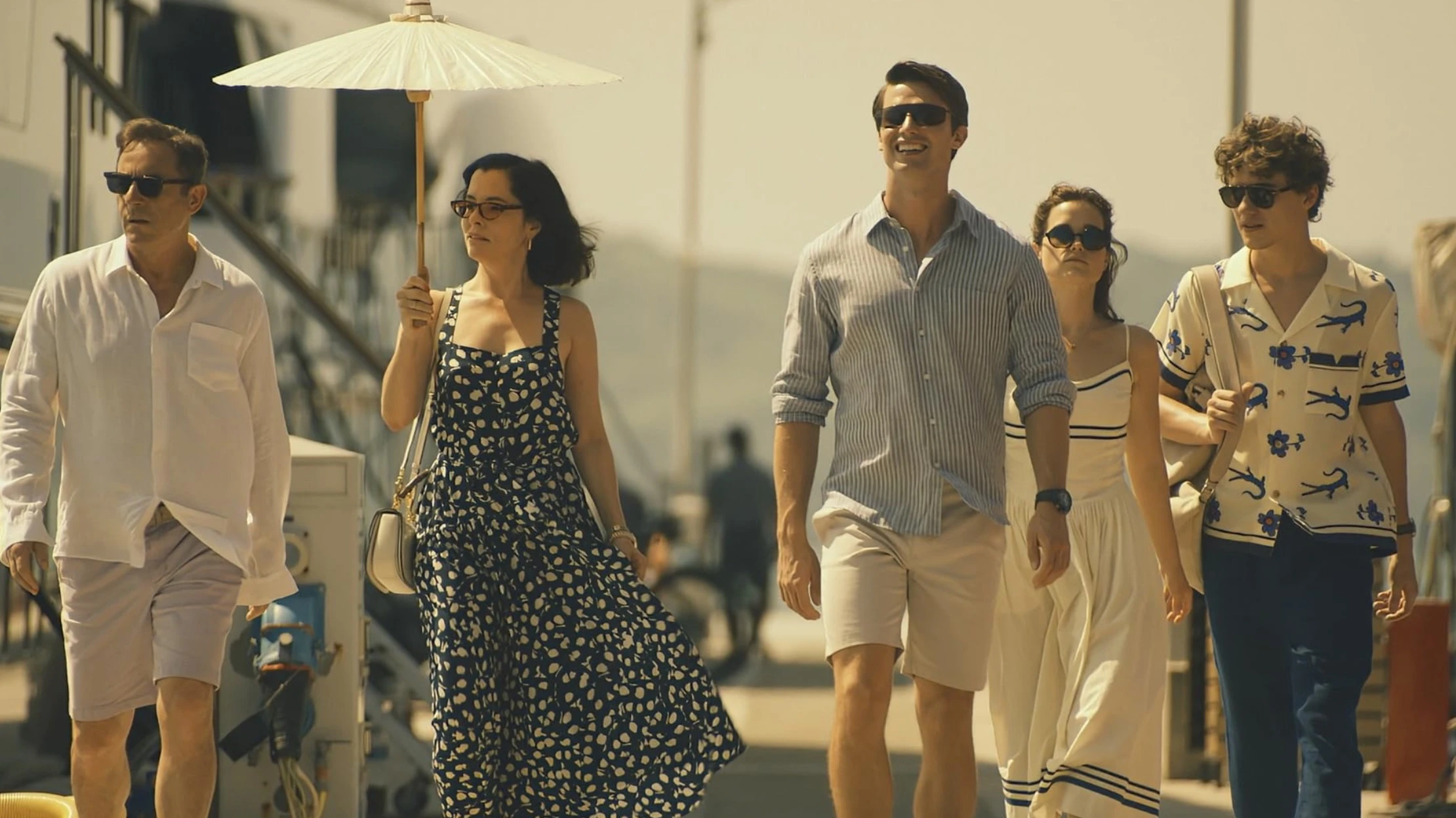 Стриминговые платформы с помощью сериалов, таких «Белый лотос», научились добиваться от зрителей эффекта полной вовлеченности. Фото: кадр из сериала Netflix Белый лотос», IMDb.com