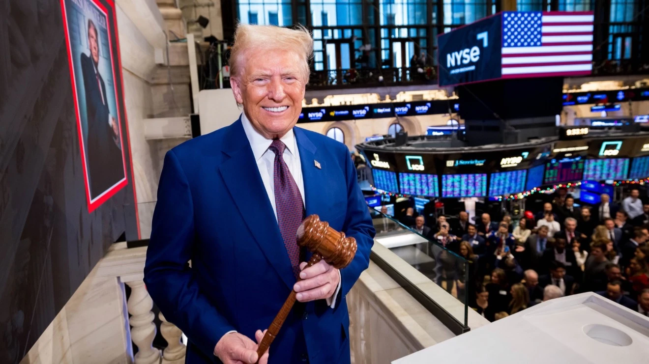 В декабре 2024 года Дональд Трамп, стоя на фоне обложки журнала Time со своей фотографией и подписью «Человек года», открыл торги на Нью-Йоркской фондовой бирже. В это время инвесторы уже предупреждали о пузыре на американском рынке. Фото: x/NYSE