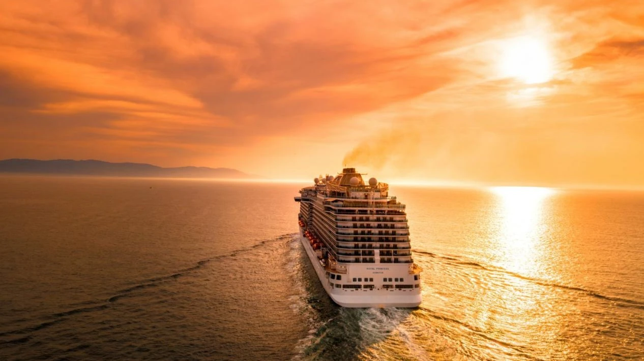 Круизная компания Carnival понизила ожидания на второй квартал, но улучшила прогноз по итогам 2025 года / Фото: unsplash / Alonso Reyes