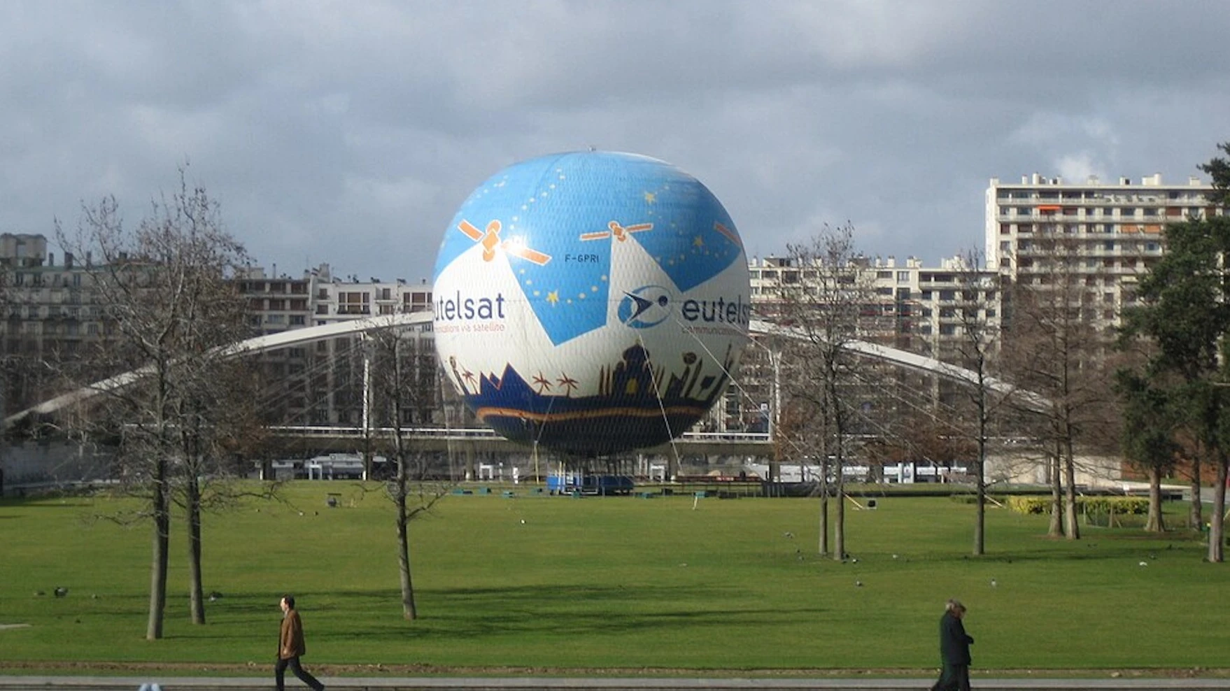Главной акцией-мемом на европейском рынке в последние недели стал французский оператор спутниковой связи Eutelsat. Фото: Jc Rio/CC BY-SA 2.0 FR/Wikimedia Commons