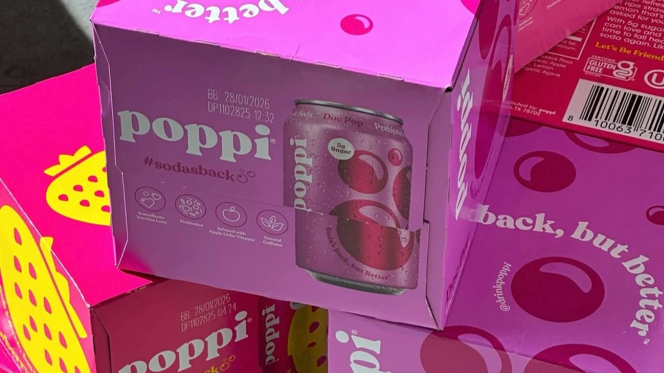 Poppi позиционирует себя как «полезная» газировка: в ней есть пребиотики, кроме того, она содержит меньше сахара, чем обычная газировка. Это делает ее привлекательной для покупателей, которые пытаются вести здоровый образ жизни. Фото: Instagram/drinkpoppi