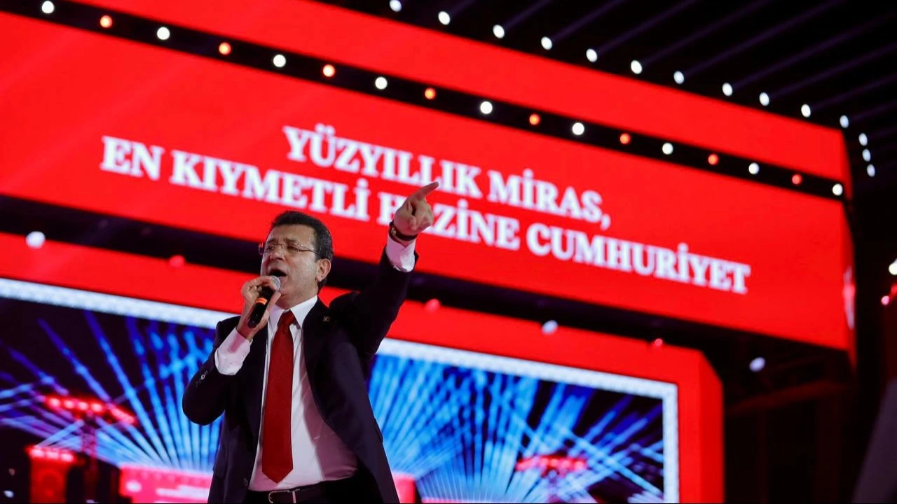 Задержание и арест мэра Стамбула Экрема Имамоглу привели к многотысячным акциями протеста в Турции. Турецкие рынки и лира рухнули, но Минфин и ЦБ страны пытаются успокоить инвесторов. Фото: x/ Ekrem Imamoğlu