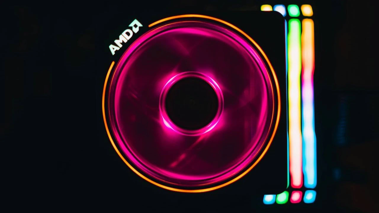 Инвестбанк Jefferies понизил рейтинг AMD до уровня Hold и целевую цену - до $120 / Фото: usplash / Timothy Dykes