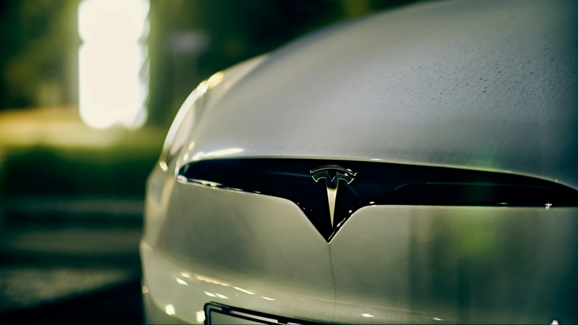 С начала года котировки Tesla ушли в минус почти на 30% / Фото: Unsplash/Michael Förtsch