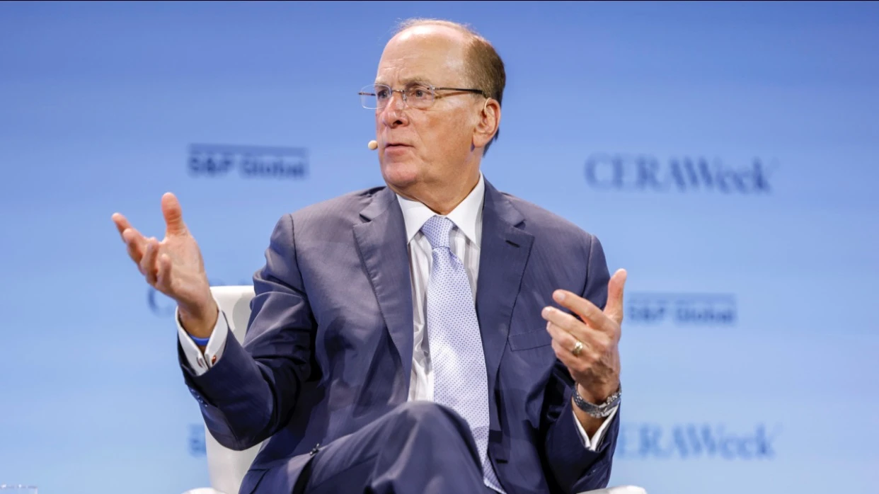 Глава BlackRock Ларри Финк считает, что портфель будущего — это 50% акций, 30% облигаций и 20% частных активов/ Фото: X/ Blackrock