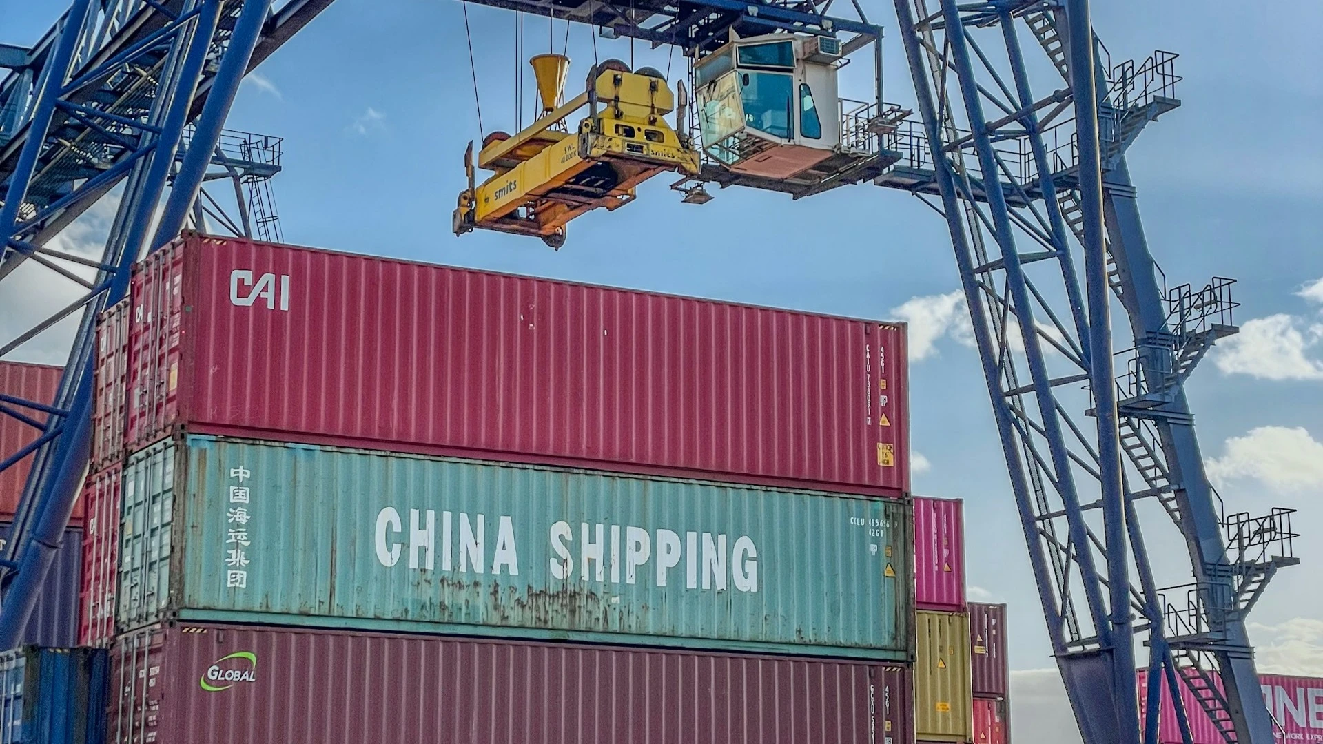 Трамп поднял пошлины на китайский импорт с 20% до 54% / Фото: Unsplash/Bernd Dittrich