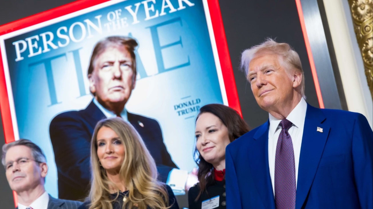 В декабре 2024 года Дональд Трамп посетил Нью-Йоркскую фондовую биржу и сфотографировался на фоне обложки журнала Time, который признал его человеком года. Спустя пару месяцев его решение ввести пошлины на весь импорт в США привел к масштабному обвалу рынка. Фото: x/NYSE