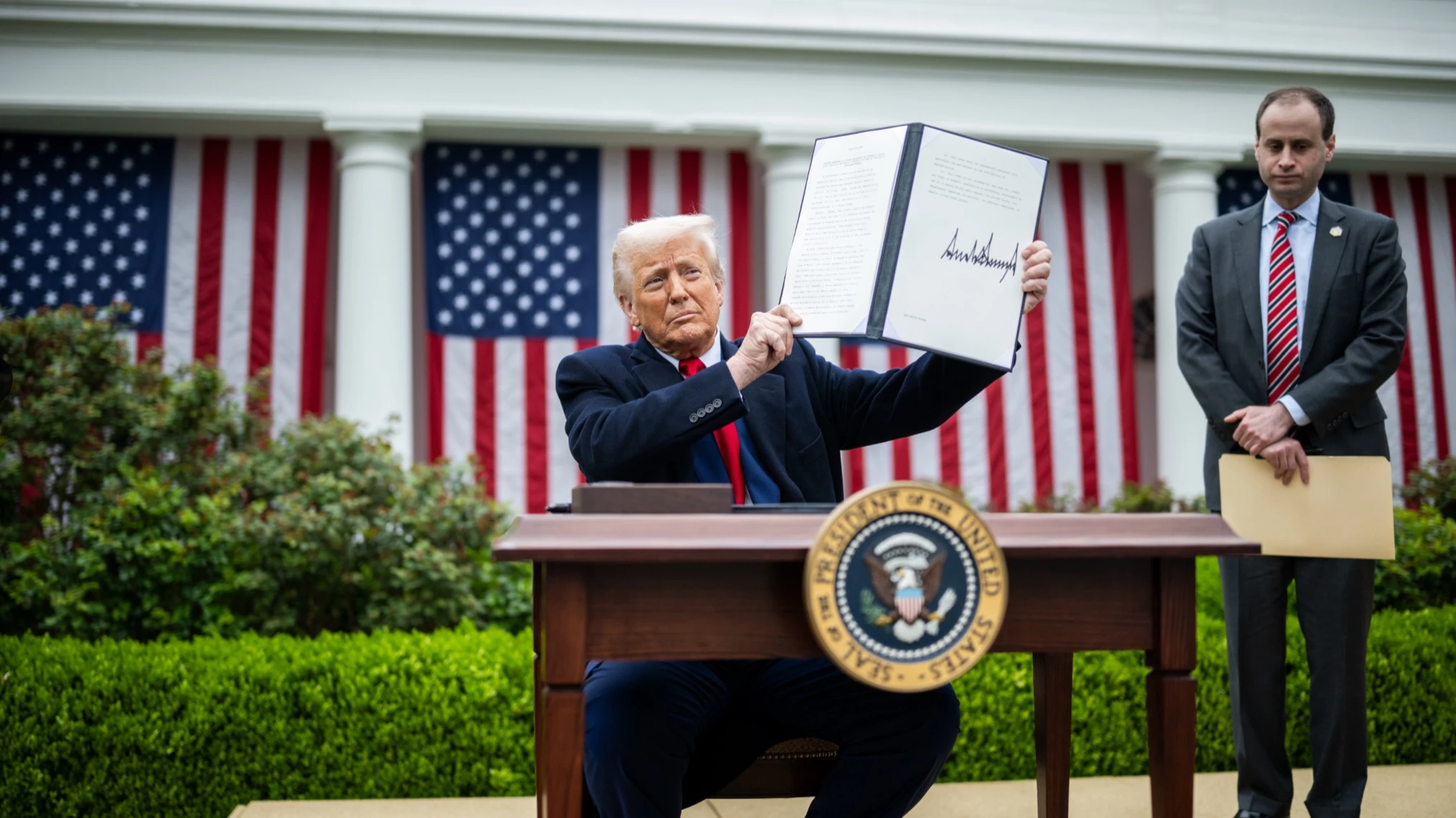 Президент США Дональд Трамп подписал указ о введении пошлин на весь импорт в Штаты. Аналитики и экономисты теперь прогнозируют ухудшение ситуации в мировой экономике и ослабление глобального спроса. Фото: x/The White House