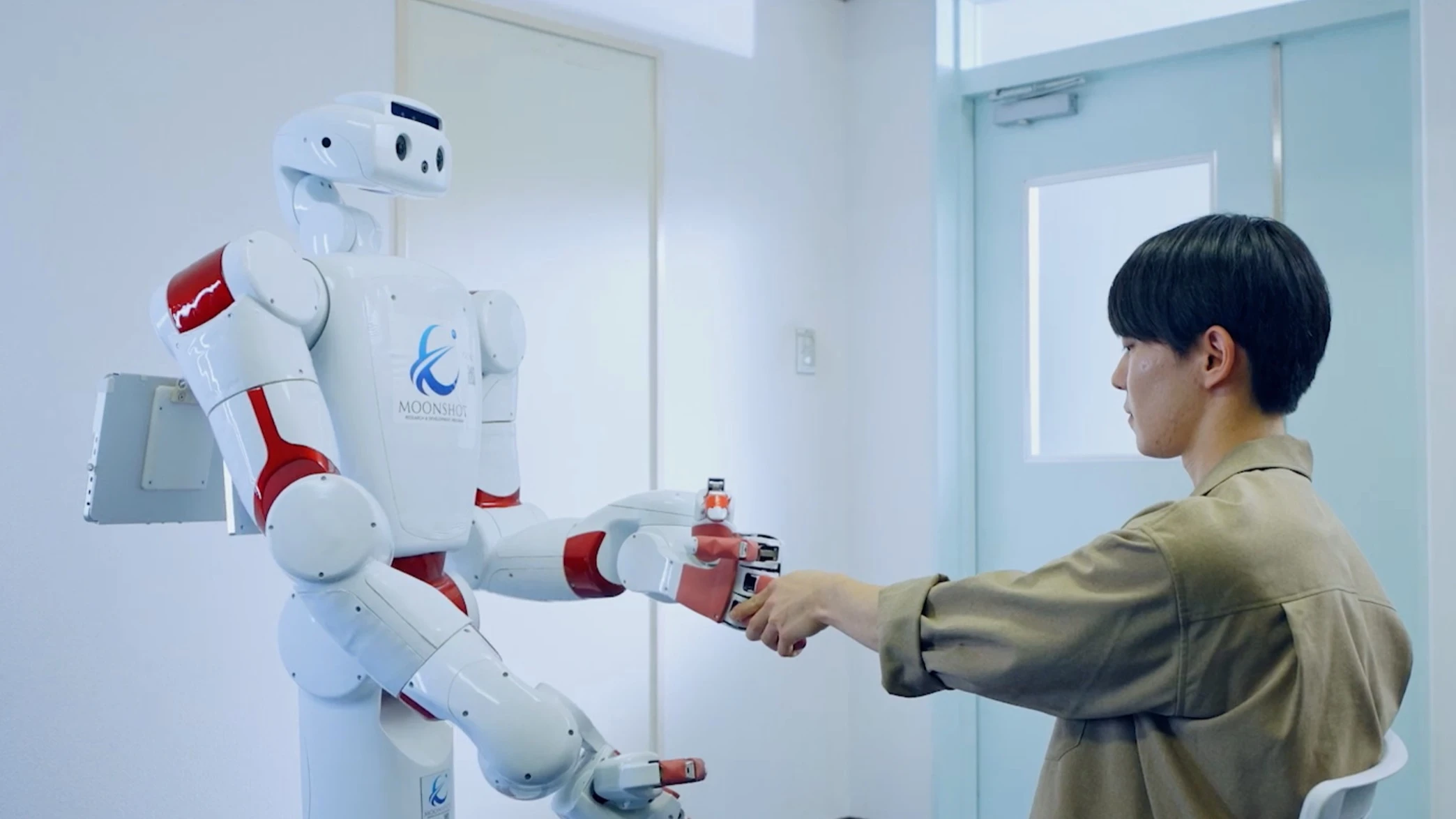 На фото — японский робот-сиделка AIREC, который способен повернуть человека на бок, помочь сесть или надеть носки и выполнить полезные задачи по дому. Фото: YouTube/AIREC Waseda